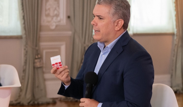 Duque no se contagió de coronavirus tras encuentro con Carlos Camargo