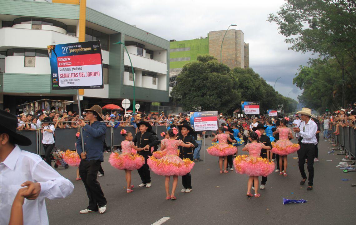 Los niños se tomaron la avenida 40 bailando joropo
