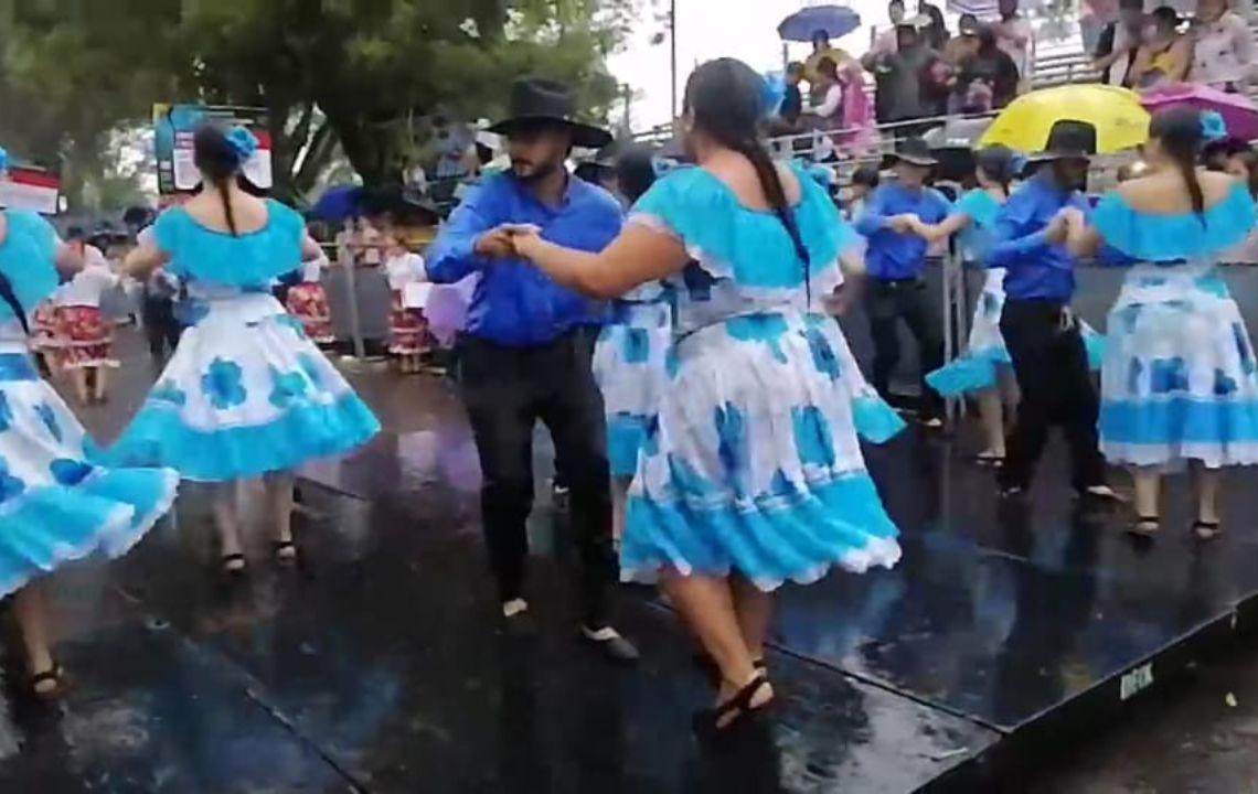 Ni el agua detuvo el joropo en la  capital del meta