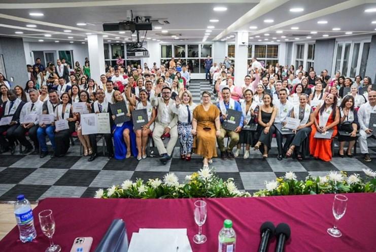 60 docentes se graduaron como  magísteres en educación