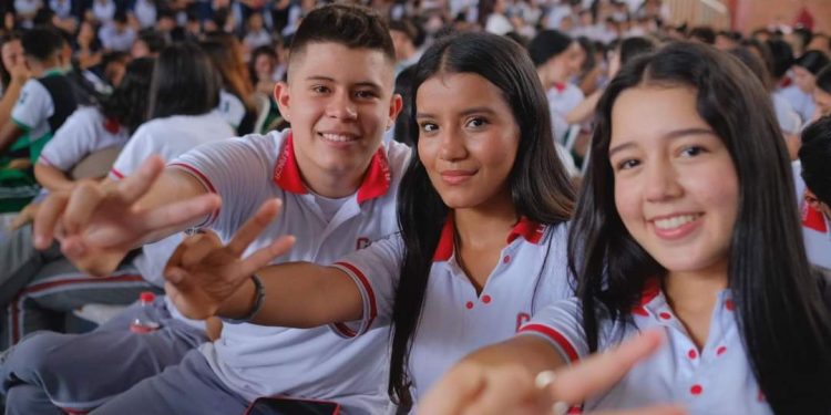 Jóvenes de Villavicencio dicen sí a #CiberPaz: Construyendo una ciudadanía digital segura y empática»