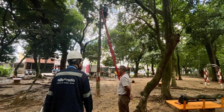 NUEVA ILUMINACIÓN MEJORARÁ LA SEGURIDAD EN EL PARQUE DEL BARRIO EL ESTERO